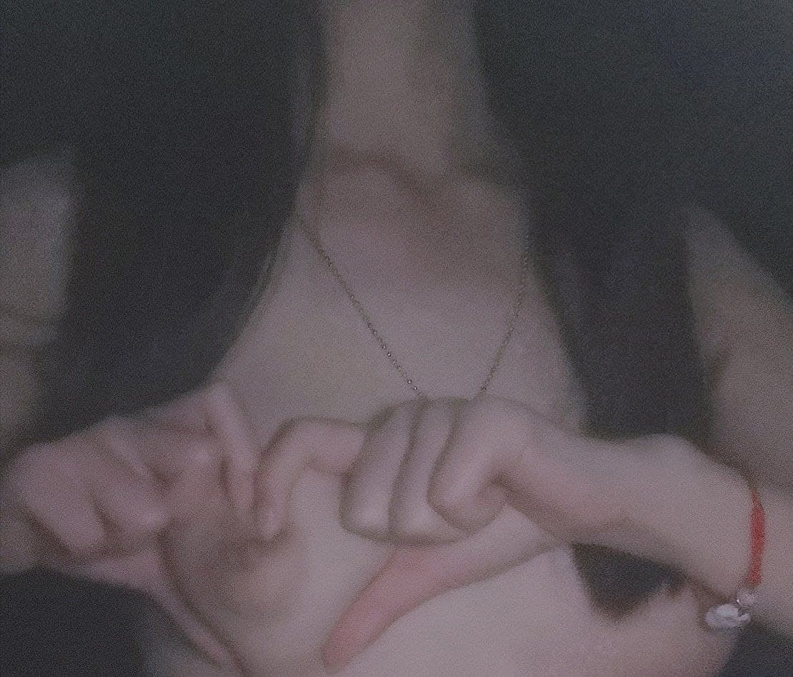 Cô gái học sinh dễ thương nhảy MeMeMe, càng nhảy, cô ấy càng mặc ít quần áo, và cuối cùng cô ấy bị đưa lên giường và bị làm tình