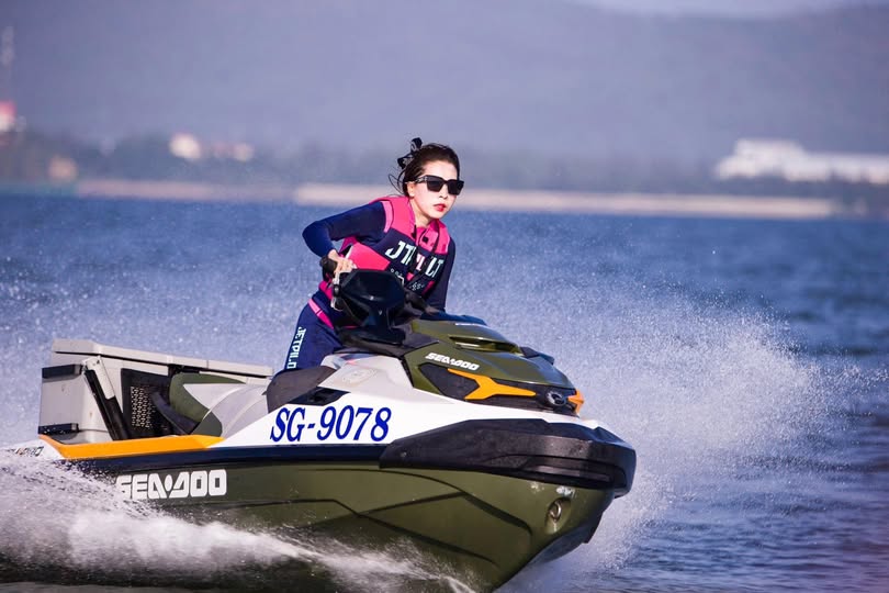 Doggy cô nàng cạnh nhà thường xuyên mặc váy mõng tanh khoe chiếc quần lót