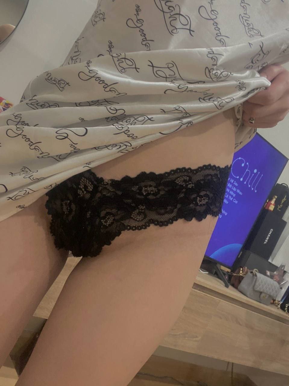 đằng sau khuôn mặt ngây thơ với chiếc kính cận là một dâm nữ